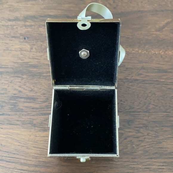 GUC metallic ring box with hinge and bow on top - Picture 10 of 13